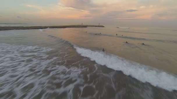 Серфинг на закате — стоковое видео