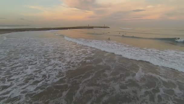 Серфинг на закате — стоковое видео
