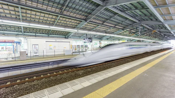 Kobe, Japan - 05 juni 2015: A Shinkansen Bullet Train in Kobe station, Japan. De Shinkansen is het's werelds drukste hogesnelheidslijn — Stockfoto