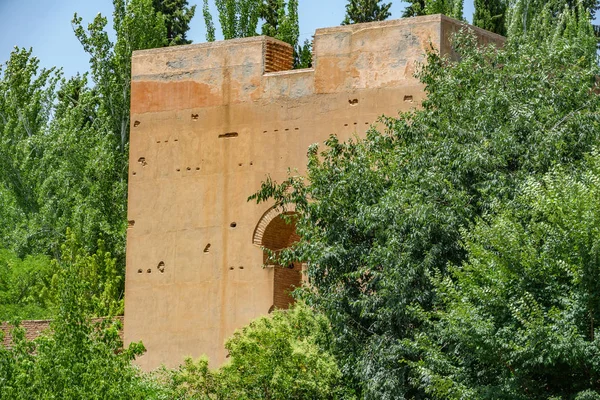 Torre dell'Alhambra e alberi verdi — Foto Stock