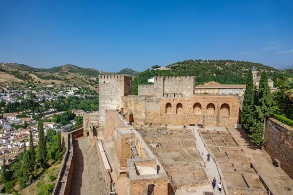 Üstten Görünüm geniş açı Alhambra, şehir ve dağlar — Stok fotoğraf