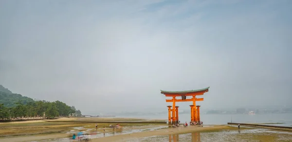 Long exposure with tourists in Miyajima with low tide, Japan. — Stock Photo, Image