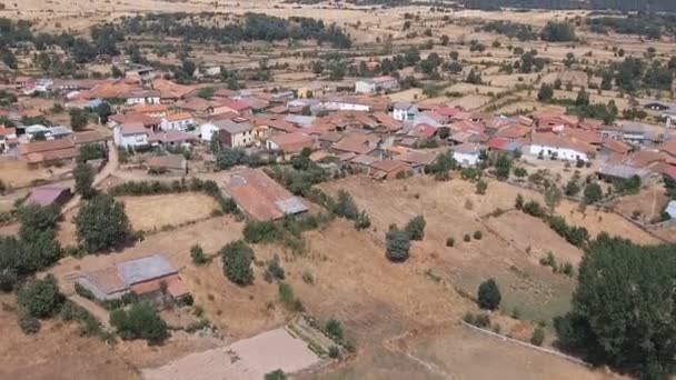 Долли над винтажной деревней на равнине, Испания — стоковое видео