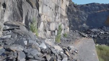 Terk edilmiş kayrak üzerinde uçan benim duvar profili