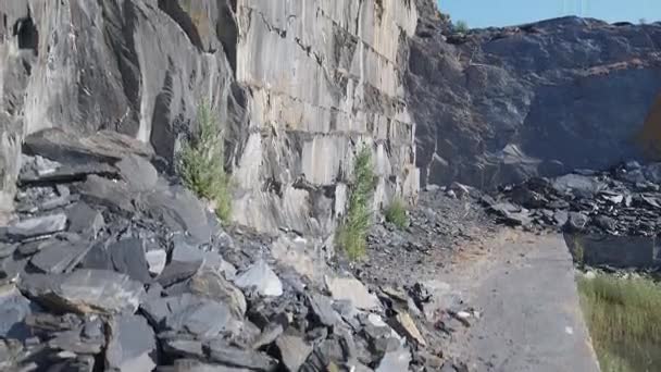 Volando sobre el perfil abandonado de la pared de la mina de pizarra — Vídeos de Stock