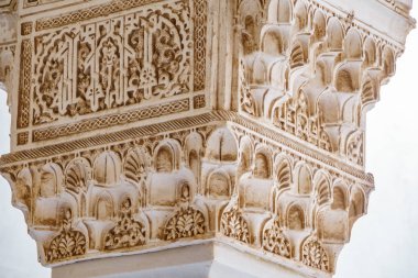 Alhambra adresindeki dekore edilmiş sütun ayrıntılarını. Granada, İspanya