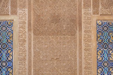 Geometrik şekiller ve Alhambra renklerde dekore edilmiş taşlarla