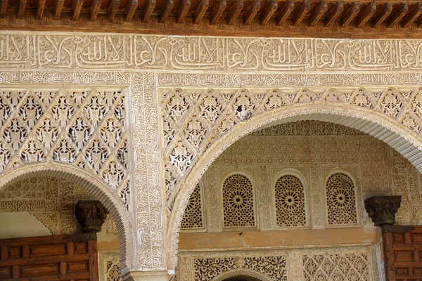 Telhas e colunas decoradas com formas geométricas e cores na Alhambra — Fotografia de Stock