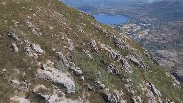 Dolly zoom sobre a montanha e Sanabria Lake — Vídeo de Stock