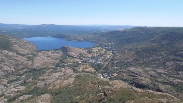 Voando para fora do Lago Sanabria, zoom dolly — Vídeo de Stock