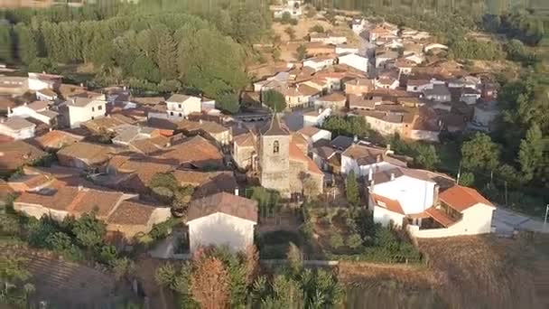 Dolly zoom sobre la antigua iglesia pequeña aldea — Vídeo de stock