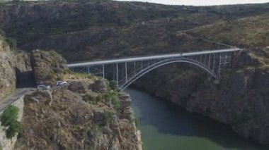 Vertigo etkisi ile karayolu ve demir köprü Nehri üzerinde