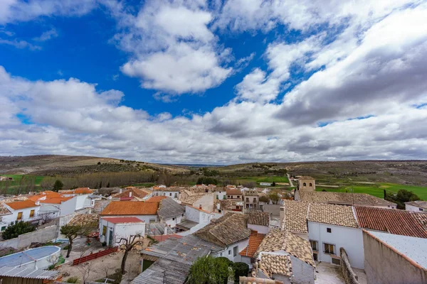 Toits du village d'Ucles, ciel nuageux — Photo