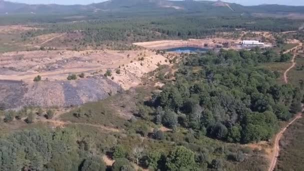 Aerial dolly zoom sobre mina de ardósia abandonada — Vídeo de Stock