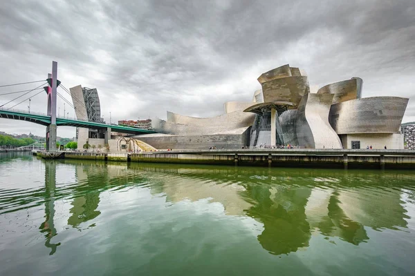 Musée Guggenheim, Bilbao, - 24 avril 2015 : Le musée Guggenheim représente une nouvelle ère pour la ville précédemment basée dans l'industrie de Bilbao — Photo