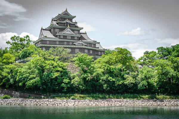 Façade et rivière du château d'Okayama au Japon — Photo