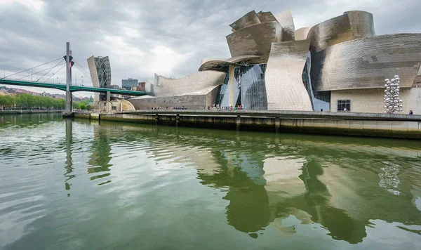 Guggenheimovo muzeum Bilbao, - 24. dubna 2015: Guggenheimovo muzeum představuje novou éru pro odměny dříve založenou město v Bilbau — Stock fotografie