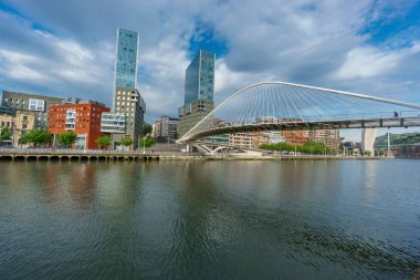 Isozaki kuleleri, Bilbao, - 24 Nisan 2015: Isozaki kuleleri ve Zubizuri yaya köprüsü olan modern yapılar için yeni dönem temsil eden Bilbao daha önce şehirde dayalı sanayi