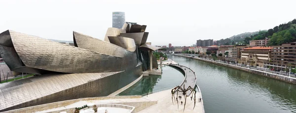 Musée Guggenheim, Bilbao, - 24 avril 2015 : Le musée Guggenheim représente une nouvelle ère pour la ville précédemment basée dans l'industrie de Bilbao — Photo