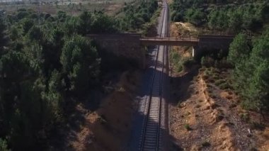 Dağ bisiklet bisikletçi hattı üzerinden köprüyü geçtikten contra-zoom