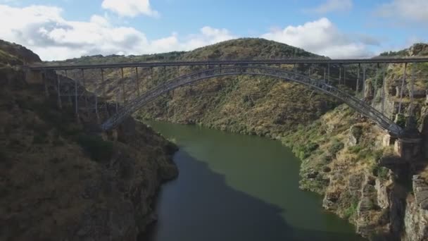 Voando sob ponte de ferro sobre o rio — Vídeo de Stock