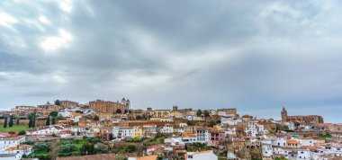 Karanlık bulutlu gökyüzü ile Ortaçağ Caceres panorama