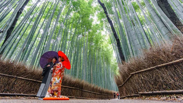 京都、日本-2015 年 6 月 9 日: 正体不明のカップルは、結婚式の写真京都で有名な嵐山の竹グローブ トラック — ストック写真