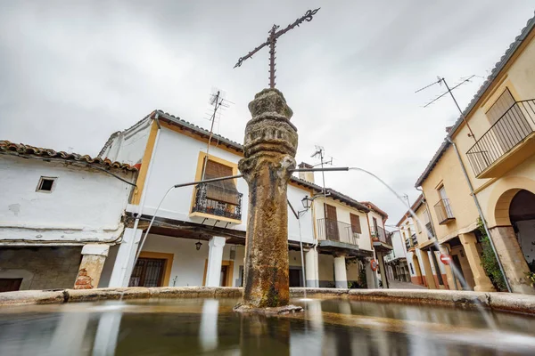 Guadalupe rues vintage avec fontaine, longue exposition — Photo