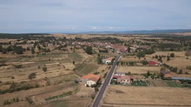 Восхождение на винтажную деревню на равнине, Испания — стоковое видео