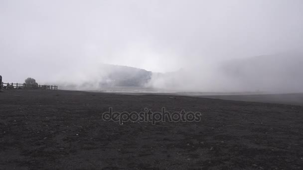 Cráter del volcán Irazu niebla rápida en Costa Rica — Vídeo de stock