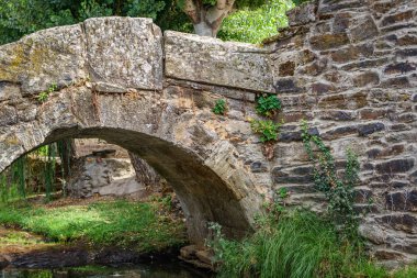 Eski Romanik taş köprü
