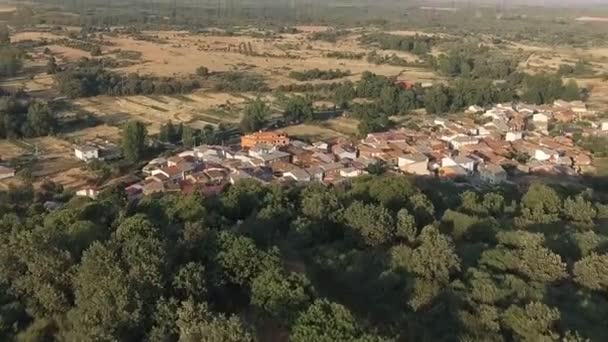 Dolly zoom sobre antiga pequena aldeia com telhados de azulejos — Vídeo de Stock