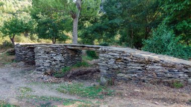 Kayrak ve kuru dere üzerinde taş köprü