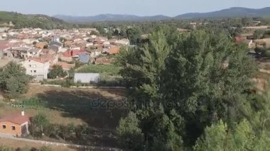 Dolly zoom eski küçük köy, ağaçlar ve Nehri üzerinde