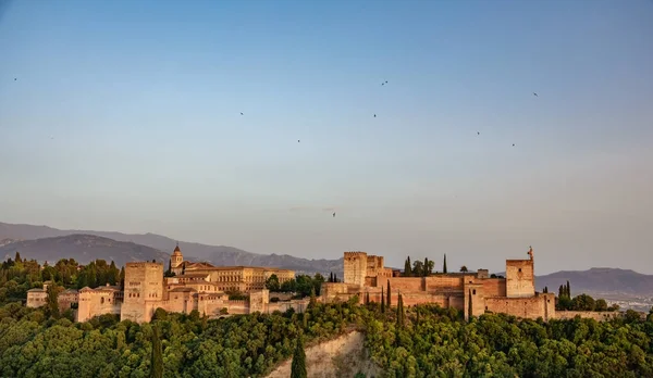 Forteresse arabe de l'Alhambra au coucher du soleil en Espagne . — Photo
