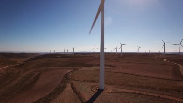 Ascendente frente al molino de viento — Vídeo de stock