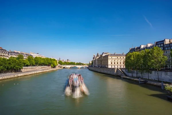 Rozmazané Turistická loď přes řeku Seinu v Paříži — Stock fotografie