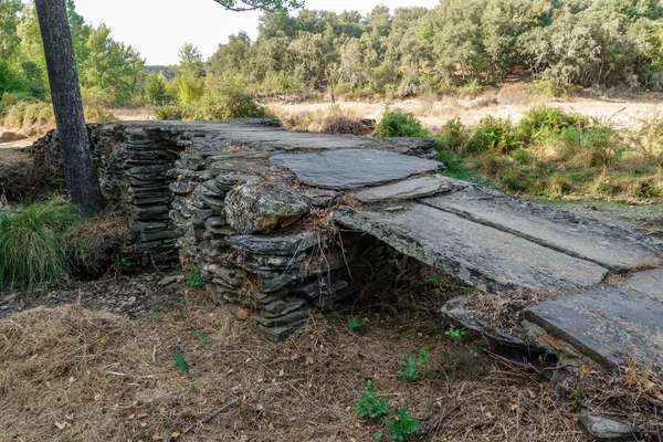 Perfil de ardósia e ponte de pedra sobre rio seco — Fotografia de Stock