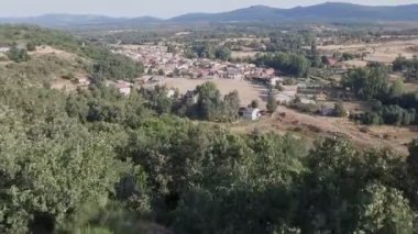 Dolly zoom hill sonra eski küçük köy içinde