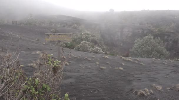 Kráter vulkánu Irazu s mlhou v Kostarice — Stock video