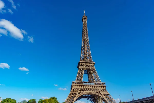 A torre Eiffel e o céu azul — Fotografia de Stock