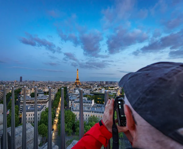 Turystycznych, biorąc Zdjęcia wieży Eiffla, o zachodzie słońca — Zdjęcie stockowe