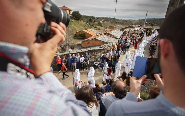 Bercianos, Spanje - 3 April 2015: Unidentified toeristen neem foto's en geniet van de antieke broederschap processie met traditionele kleding in Bercianos, Spanje — Stockfoto