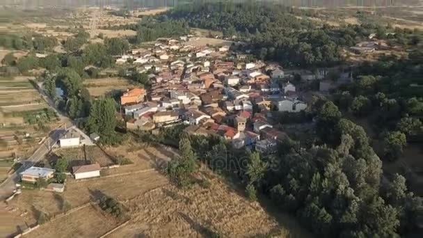 Dolly zoom alacakaranlıkta Nehri yakınlarında eski küçük köy içinde — Stok video
