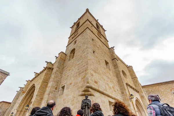 Туристи, які дивляться церкви в регіоні Caceres — стокове фото