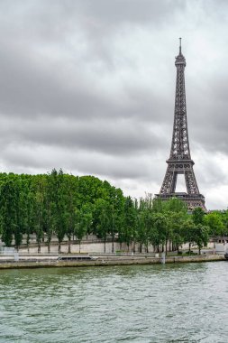 Eyfel Kulesi ve seine Nehri kara bulutlar ile