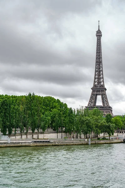 Eiffelova věž a seine river, temnými mraky — Stock fotografie