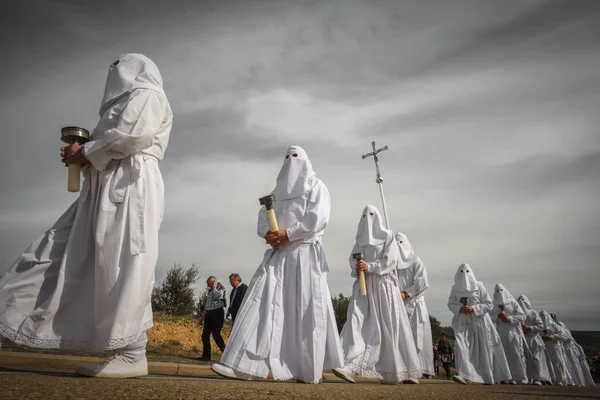 Bercianos, Spanje, 3 April 2015: Unidentified toeristen lopen met de processie van de antieke broederschap in Bercianos, Spanje — Stockfoto