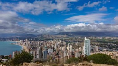 Benidorm zaman atlamalı yüksek binalar, dağlar ve deniz