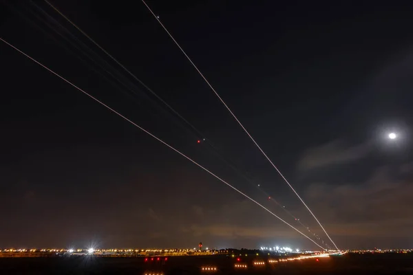 Larga exposición de las luces de avión que aterrizan en el aeropuerto — Foto de Stock